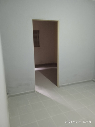 2 Casas Individuais A Do Fundo Com 4 Cômodos E Lavandcômodos