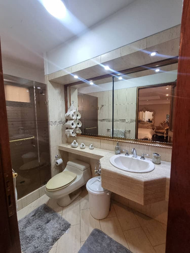 Lujoso Y Amplio Apartamento En Los Nuevos Teques, Estado Miranda.
