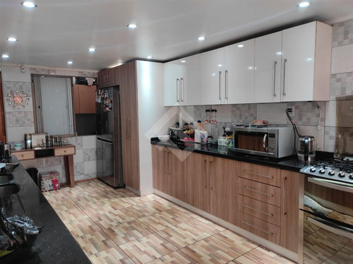 Casa En Venta De 4 Dorm. En Maipú