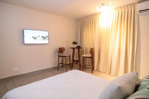 Alquiler Estudio Sin Amueblar Con Parqueo, Ubicado En Gazcue, Santo Domingo