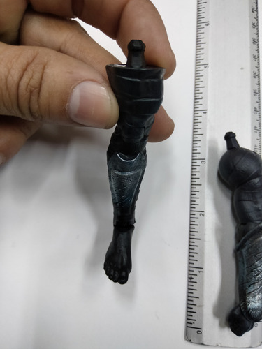 Dc Multiverse Ares Cnc, Pierna Derecha Y Brazo Izquierdo (2) (Usado)