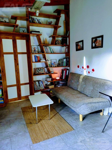 Moderna Propiedad De 3 Ambientes En Villa Udaondo Con Espacioso Parque