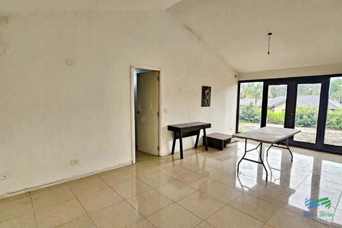 Venta De Casa 3 Dormitorios Y Servicio En El Golf Punta Del Este