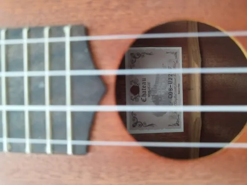 Ukelele Chateau Soprano (con Forro Semi Duro) (Usado)