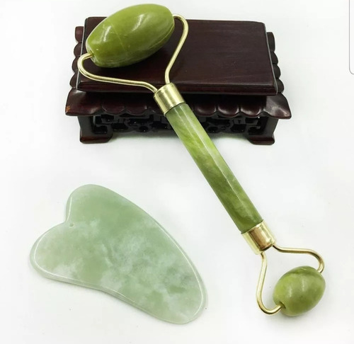Imagen 3 de 10 de Rodillo De Jade Y Gua Sha Con Estuche