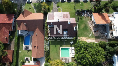 Casa A La Venta En Playa Mansa Punta Del Este, Gran Tamaño Ubicada En Zona Privilegiada.