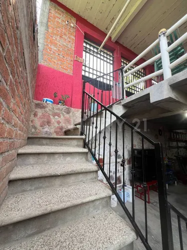 Amplia Casa De 3 Niveles Con Vistas Panorámicas En Lomas De Enmedio