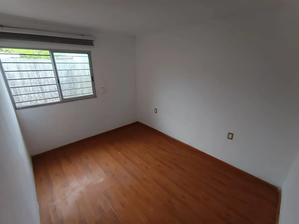 Alquiler Apartamento Tipo Casa Un Dormitorio, Patio, S/gc C/ Cochera En Malvin N · Foto 3