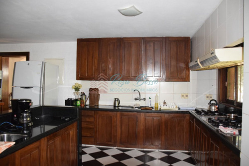 Imagen 10 de 30 de Hermosa Propiedad Con Gran Jardin En Zona Residencial