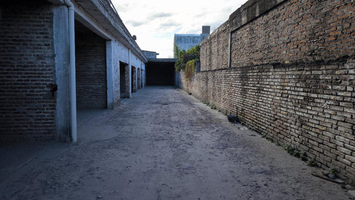 Venta Terreno Con Cocheras En Barrio Alberdi