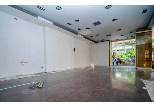 Venta De Local En El Centro Comercial Oviedo Por Inversión.