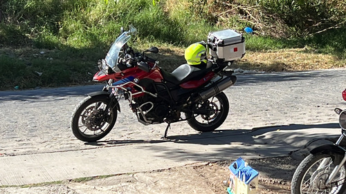 Bonita F700 Edición Especial, Escape Akaprovich Caja Givi,