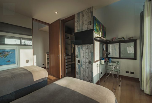 Casa En Venta De 5 Dorm. En Las Condes