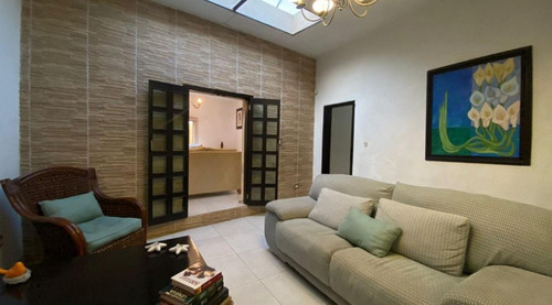 Venta De Casa Con Un Terreno Grande Con Estilo Colonial En Itzimna, Mérida