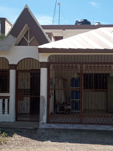 Vendo Enorme Casa De Dos Nivel En Santiago A Una Esquina De La Circunvalación Norte, República Dominicana