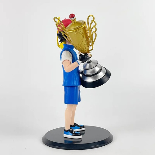 Boneco Ash Ketchum Pokemon Com Trofeu Da Liga 18cm