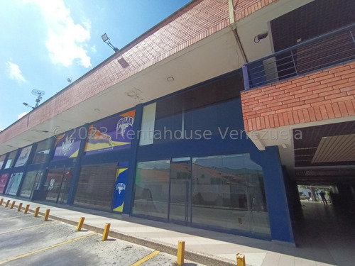 Magnifico Local Comercial De Esquina, Con Paredes De Cristal, Ubicado En Planta Baja De Centro Comercial Concurrido, Cuenta Con Un Area Total De 76 M2 Distribuidos En 50 M2 De Planta Baja