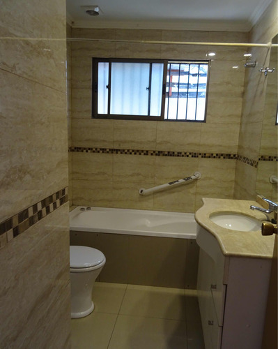 Casa 4 Dormitorios Y 2 Baños. Estacionamiento Para 3 Autos.