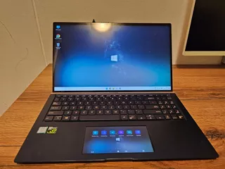 Laptop Asus Zenbook 15 - Signature Edition