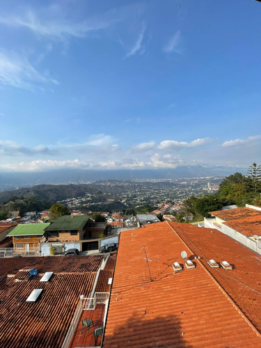 Se Vende Hermosa Y Moderna Quinta En Alto Prado - Caracas De 500 M2 De Terreno. (a.v)