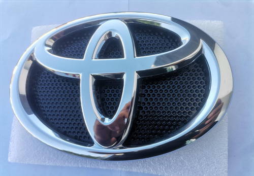 Emblema Parrilla Toyota Hilux 2016 2017 2018 2019 2020 Nvo (Usado)