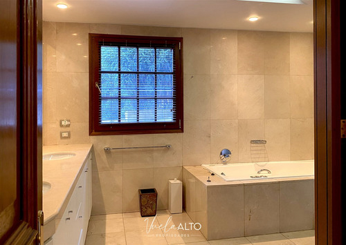 Depto.subida Sta. Teresa Vitacura / Jardin Y Piscina Privada