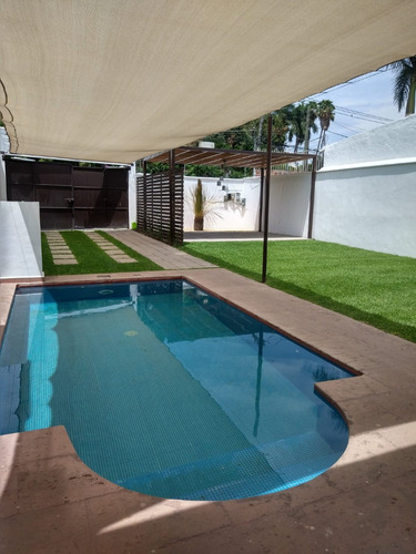 Se Vende Casa Sola, En Lomas De Cuernavaca, Moderna, Amplia, Iluminada, Jardín Y Alberca