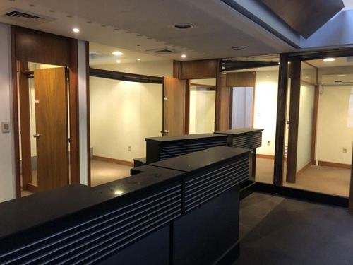 Imagen 3 de 15 de Gran Edificio De Oficinas En Ciudad Vieja