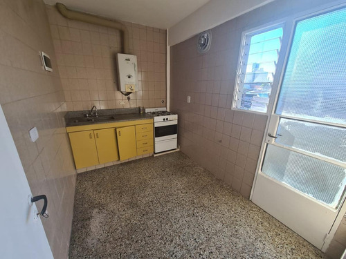 Imagen 5 de 9 de Departamento 2 Amb. Al Frente - 2º Piso X Escalera - S.justo (ctro)