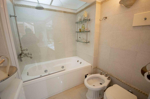 Casa De 7 Ambientes De Estilo Arquitectónico Antiguo En Venta En Florida.
