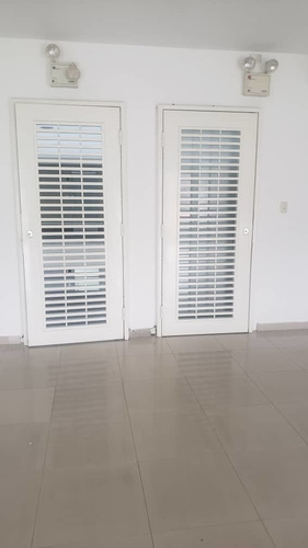 Imagen 9 de 14 de Oficina En Urb. Las Quintas, C.c Cristal - Naguanagua