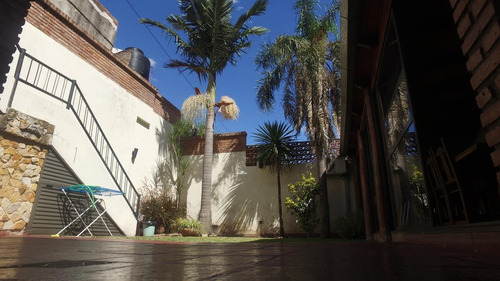 Imagen 17 de 30 de Venta · Casa · 4 Dormitorios · Patio · Quincho Completo · Terraza · Remodelada · Alberdi