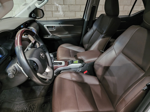 Imagen 5 de 17 de Toyota Sw4 2.8 Srx 177cv 4x4 7as At 2017