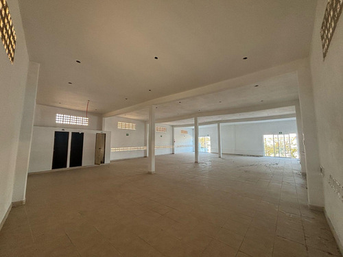 Renta De Local Comercial En Av. Principal En Planta Alta