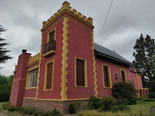 Casona Estilo Castillo Con Dos Propiedades Anexas En El Mismo Predio, B° San Martín- Capilla Del Monte (01-500)