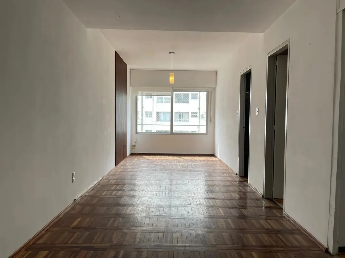 Alquiler De Amplio Apartamento De 1 Dormitorio En Centro | A Pasos De Plaza Independencia · Foto 3