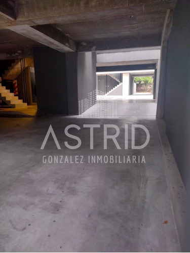 Venta Cochera Descubierta San Isidro Con Renta Oportunidad