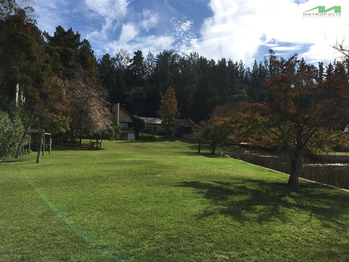 Casa En Venta De 5 Dorm. En Vichuquén