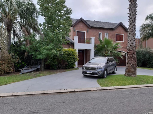 Casa Con Pileta En Barrio Cerrado Funes Hills, Ciudad De Funes