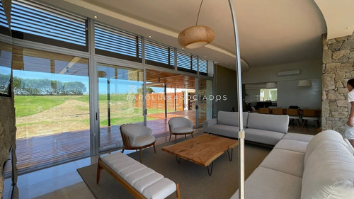 Imagen 10 de 30 de Venta De Espectacular Casa De 4 Dormitorios En Pueblo Mio