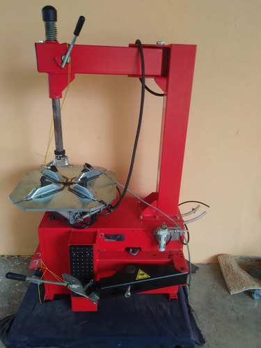 Imagen 2 de 4 de Máquina Desmontadora De Cauchos Con Brazo De Ayuda.