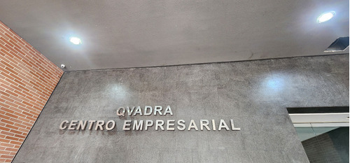 Alquilo Espectacular Oficina En Obra Gris De 84mts2 Con Baño Interno, En Edificio Nuevo Solo 6 Años De Construidos, En Plena Avenida Principal, Cerca Transporte Público, Los Dos Caminos.  Mls #23-1537