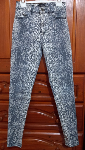 Jean          Serpenteado. Sisa Denim. Talle 34. Como Nuevo 