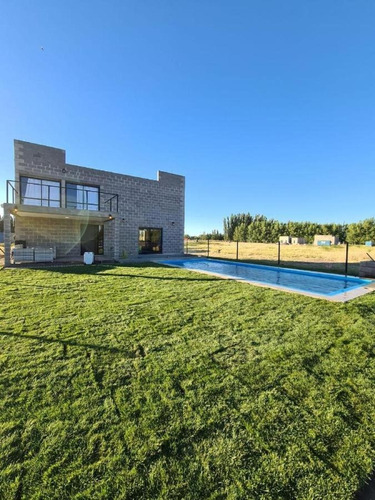 Loft Con Piscina Frente Al Río Negro En Barrio Privado