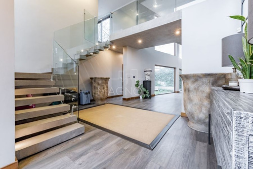 Casa En Venta De 6d/5b En Colina