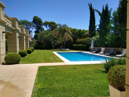 Importante Casa Estilo Francés Impecable Moderna