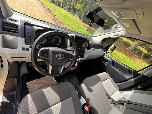 Toyota Hiace 2.8 Tdi Furgón 6at L2h2 3a 5p