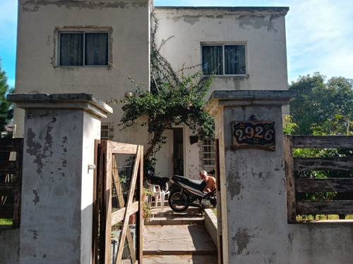 Imagen 1 de 2 de Casa De Dos Plantas En Barrio Residencial