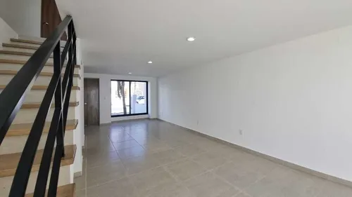 Casa En Venta En El Refugio, 3 Recámaras, 2.5 Baños, Alberca, Seguridad, Lujo!