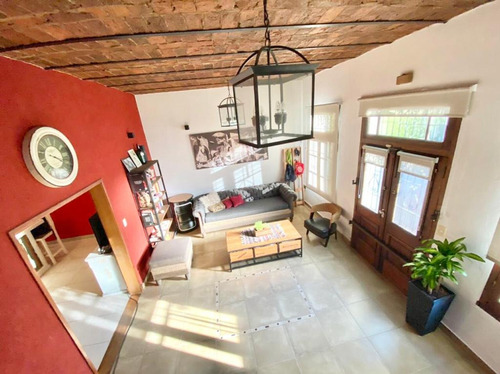 Casa En Dos Plantas Reciclada A Nuevo En Excelente Ubicación